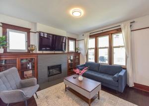uma sala de estar com um sofá e uma televisão em Charming 3BR Century Home in Downtown Barrie em Barrie