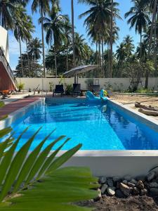 Tha SalaにあるChansi Beachresortのリゾート内のスライド付きスイミングプール +12枚の写真