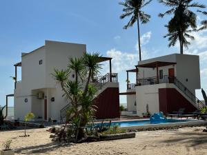 Tha SalaにあるChansi Beachresortのビーチ沿いの家