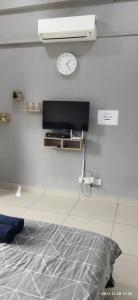 En tv och/eller ett underhållningssystem på Syanaz Studio Apartment