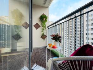 a balcony with a view of a building at Armin Homes Căn hộ 2 Phòng ngủ Vinhomes OCP in Gia Lâm Pho