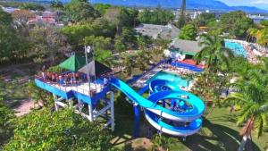 uma vista aérea de um escorrega aquático num resort em Coliving7 Aparta Hotel & Habitaciones em Ibagué