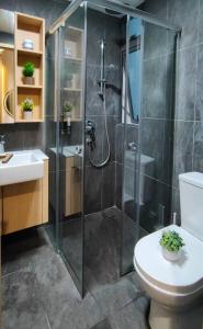 ein Bad mit einer Dusche, einem WC und einem Waschbecken in der Unterkunft Nordic Apartment, KLCC ZenSuites in Kuala Lumpur