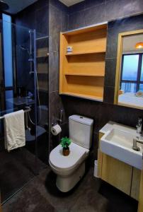ein Bad mit einem WC, einem Waschbecken und einer Dusche in der Unterkunft Nordic Apartment, KLCC ZenSuites in Kuala Lumpur