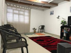 une chambre avec des chaises et un tapis au sol dans l'établissement Casa en playa los Chimus / Samanco / Ancash, à Tortuga