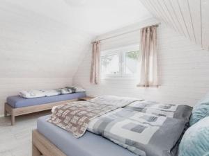 sypialnia z 2 łóżkami i oknem w obiekcie Holiday cottages close to the beach, Pobierowo w Pobierowie
