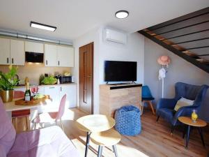 um quarto com uma cozinha e uma sala de estar com uma sala de estar em Comfortable terraced house, Mielenko em Mielenko