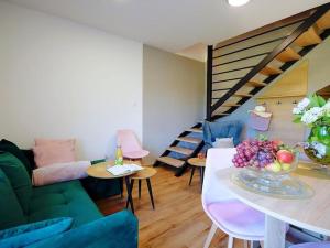 un salon avec un canapé et une table avec un bol de fruits dans l'établissement Comfortable holiday homes with terraces, Mielenko, à Mielenko 18 autres photos