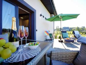 - une table avec des verres de vin et un bol de raisins dans l'établissement Comfortable holiday homes with terraces, Mielenko, à Mielenko