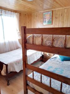 1 dormitorio con 2 literas en una cabaña en Cabaña Don Tito en Buchupureo II, en Buchupureo