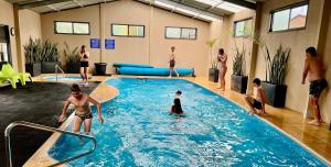 een groep mensen in een zwembad bij Streaky Bay Motel and Villas in Streaky Bay