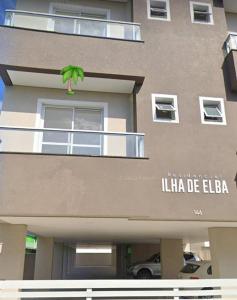 un edificio con una planta verde encima en Espaço II FLAT, en Florianópolis
