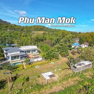 uma vista aérea de um homem moloko house em ภูม่านหมอก เขาค้อ em Ban Khao Ya Nua
