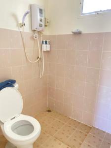 a bathroom with a toilet and a shower at ภูม่านหมอก เขาค้อ in Ban Khao Ya Nua