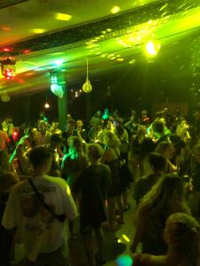 tłum ludzi tańczących w klubie w obiekcie Beach Break Surf Hostel w mieście Weligama
