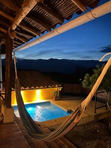 巴里查拉的住宿－Casa Castañeto Barichara，庭院内的吊床,设有游泳池