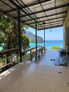 una vista sull'oceano dal portico di una casa di The view Hostel a Phi Phi Don
