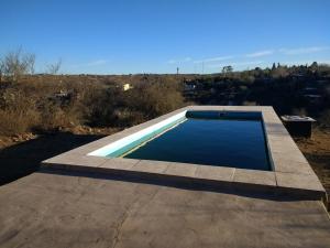 una piscina en la azotea de una casa en Cabaña Siquiman in 