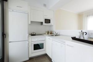 Kuchyň nebo kuchyňský kout v ubytování Aparthotel Jardines de Aristi