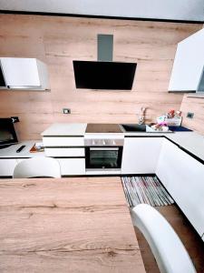 eine Küche mit einer Spüle und einer Arbeitsplatte in der Unterkunft Maison De Neige - Appartamento Vacanze in Sauze dʼOulx