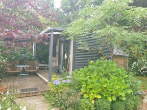 Taman di luar Cabins on Tudor bed & breakfast