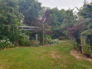 Taman di luar Cabins on Tudor bed & breakfast