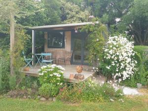 Taman di luar Cabins on Tudor bed & breakfast