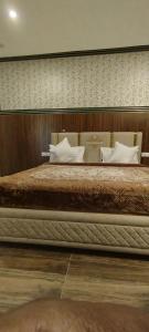 The Shyam palace hotel and Resort في Gopālganj: غرفة نوم بسرير كبير ومخدات بيضاء
