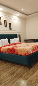 The Shyam palace hotel and Resort في Gopālganj: غرفة نوم بسرير كبير في غرفة
