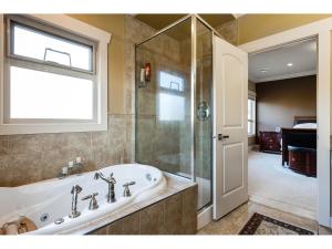 La salle de bains est pourvue d'une baignoire, d'une douche et d'une fenêtre. dans l'établissement Francis Home Hotel 福来顺家庭宾馆, à Richmond