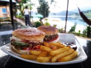 talerz z kanapką i frytkami na stole w obiekcie Lake Wave Cottage & Restaurant w mieście Deorāli