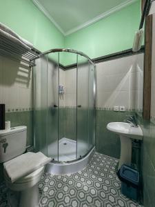 W łazience znajduje się prysznic, toaleta i umywalka. w obiekcie VILLA IPSA w mieście Munduk