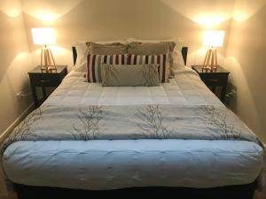 Postel nebo postele na pokoji v ubytování Otematata Lakeside Apartments Free Wi Fi