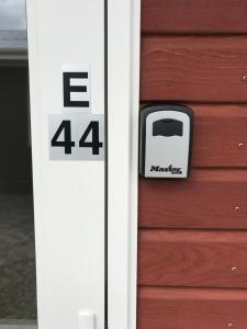 una porta con un cartello di tostapane sopra di Otematata Lakeside Apartments Free Wi Fi a Otematata