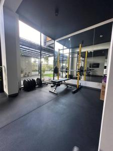 un gimnasio con varias máquinas de pesas en una habitación en Mango Studio Nunciatura, en San José