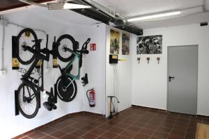 um quarto com bicicletas penduradas na parede em Casa rural Goiko Errota landetxea em Arrasate - Mondragon