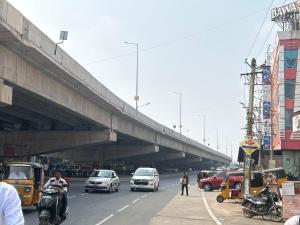 un puente sobre una calle concurrida con coches y motocicletas en JC Residency & Lodge, en Shamshabad