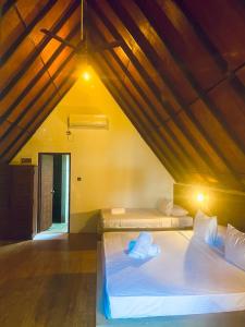 een slaapkamer met 2 bedden op een zolder bij Deduru Cabana Nature Resort in Kurunegala