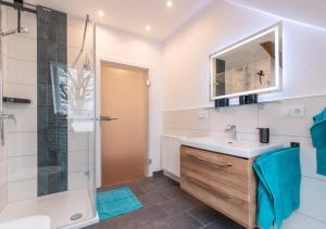 a bathroom with a sink and a shower at Ferienwohnungen An den SchwabachAuen - Keine Monteure in Eckental