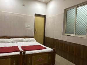Cama en habitación con ventana y cama sidx sidx sidx sidx en JC Residency & Lodge, en Shamshabad