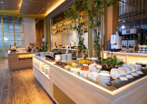 una linea a buffet in un ristorante con cibo sopra di Hotel JAL City Tokyo Toyosu a Tokyo