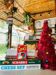 Ein roter Weihnachtsbaum in einem Laden in der Unterkunft 3 Sisters Guest House 1 in Moalboal