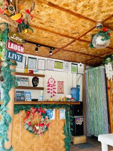 ein Zimmer mit einer Küche mit einem Weihnachts-Display in der Unterkunft 3 Sisters Guest House 1 in Moalboal