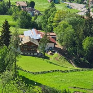 uma vista aérea de uma casa numa colina em Agritur Maso Piasina em Tesero