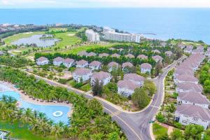 een luchtzicht op een resort in de buurt van de oceaan bij Bougain Villa - Sealinks Mũi Né - chuỗi biệt thự liền kề in Phan Thiet