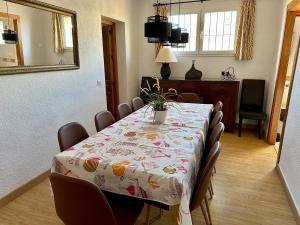 Ein Sitzbereich in der Unterkunft Casa de los Limones by Costadelsolholiday FAMILY VILLA NEAR PUERTO MARINA