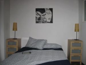 ローマにあるMusa Apartmentsのベッドルーム1室(ベッド1台、ナイトスタンド2台付)