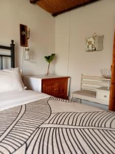 1 dormitorio con 2 camas y un jarrón sobre una mesa en Saffier river cottage Farmstay en Lady Grey