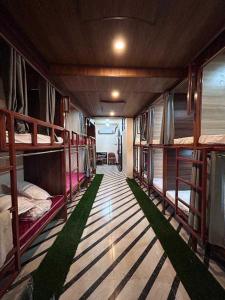 een kamer met 3 stapelbedden en groen gras bij Shri Sarvad AC Rooms & Dormitory in Varanasi