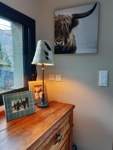 un escritorio con una lámpara y una foto en él en Le Schuss, en Ax-les-Thermes